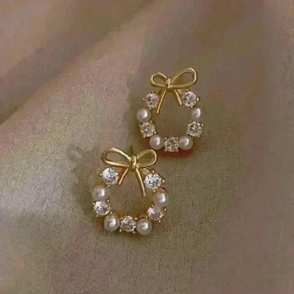 Gold Bow and Pearl Wreath Earrings - Picture 2 of 4